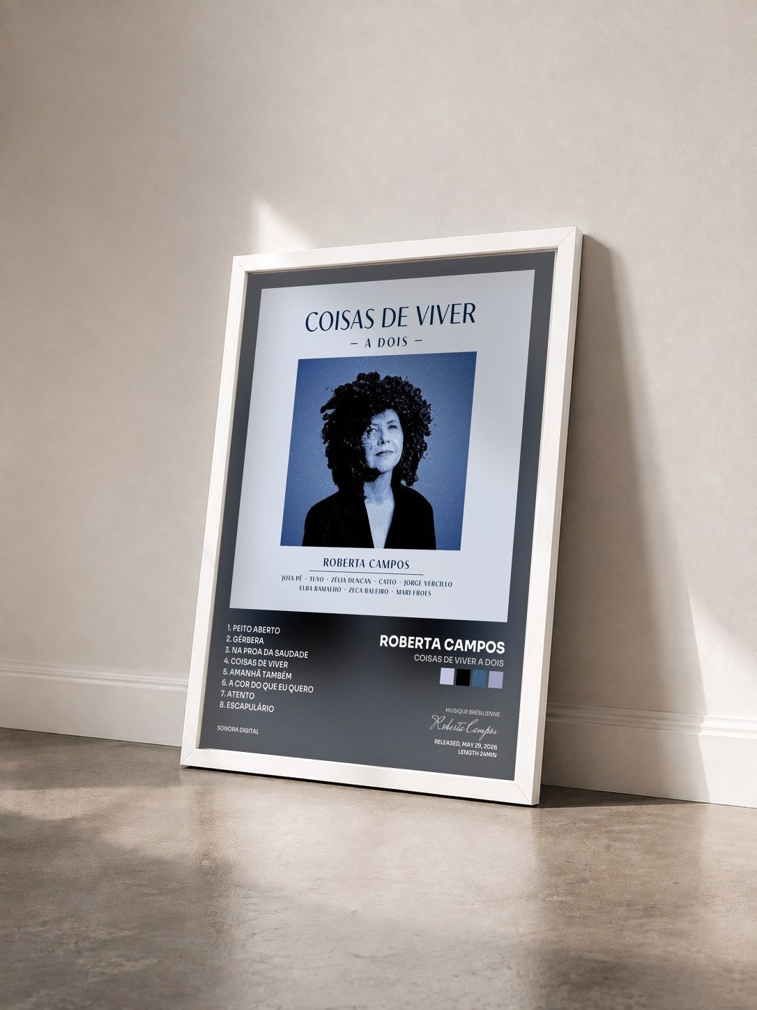 #blanc Tableau de l'album Coisas de Viver a Dois de Roberta Campos vu de trois quarts, cadre blanc