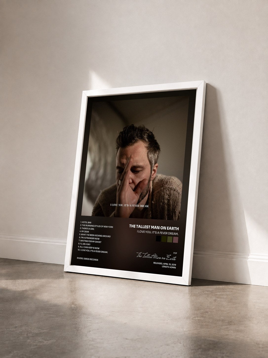 #blanc Tableau de l'album I Love You. It's a Fever Dream. de The Tallest Man on Earth vu de trois quarts, cadre blanc