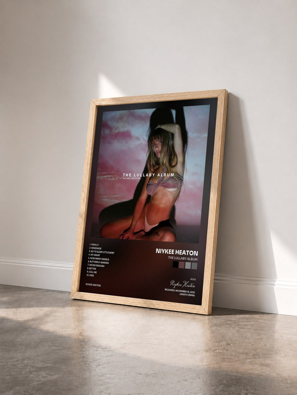 #bois Tableau de l'album The Lullaby Album de Niykee Heaton vu de trois quarts, cadre en bois brut