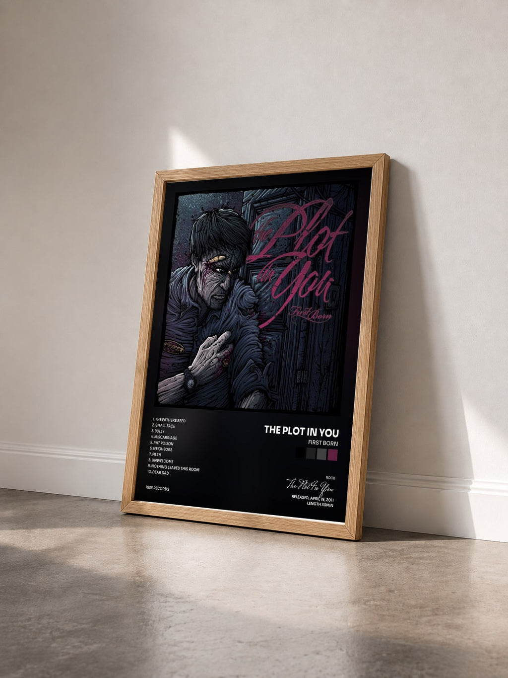 #bois Tableau de l'album First Born de The Plot In You vu de trois quarts, cadre en bois brut