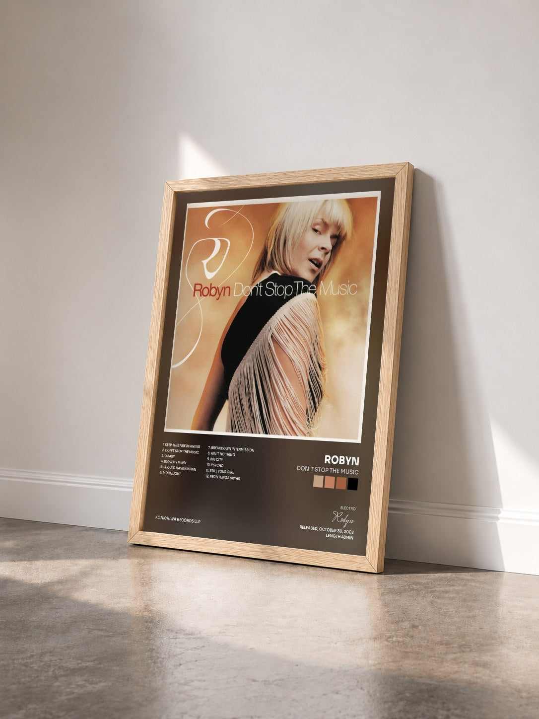 #bois Tableau de l'album Don't Stop the Music de Robyn vu de trois quarts, cadre en bois brut