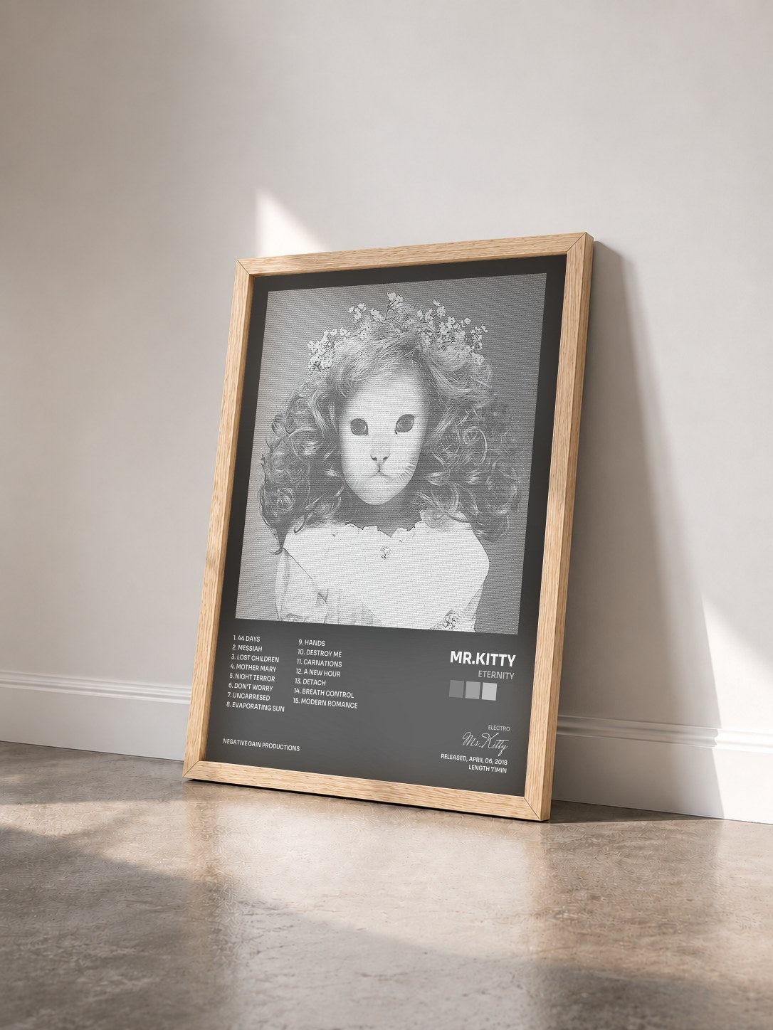 #bois Tableau de l'album ETERNITY de Mr.Kitty vu de trois quarts, cadre en bois brut