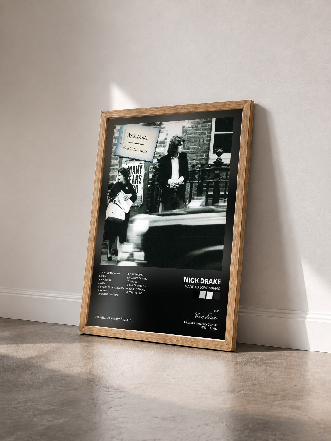 #bois Tableau de l'album Made To Love Magic de Nick Drake vu de trois quarts, cadre en bois brut