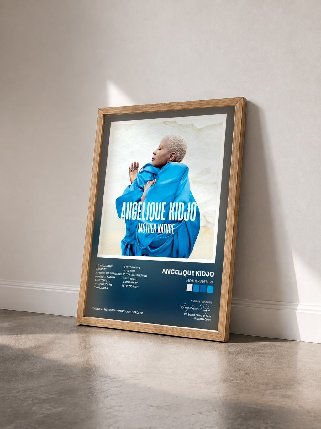 #bois Tableau de l'album Mother Nature de Angelique Kidjo vu de trois quarts, cadre en bois brut