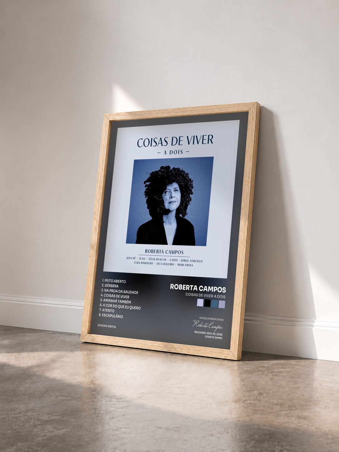 #bois Tableau de l'album Coisas de Viver a Dois de Roberta Campos vu de trois quarts, cadre en bois brut