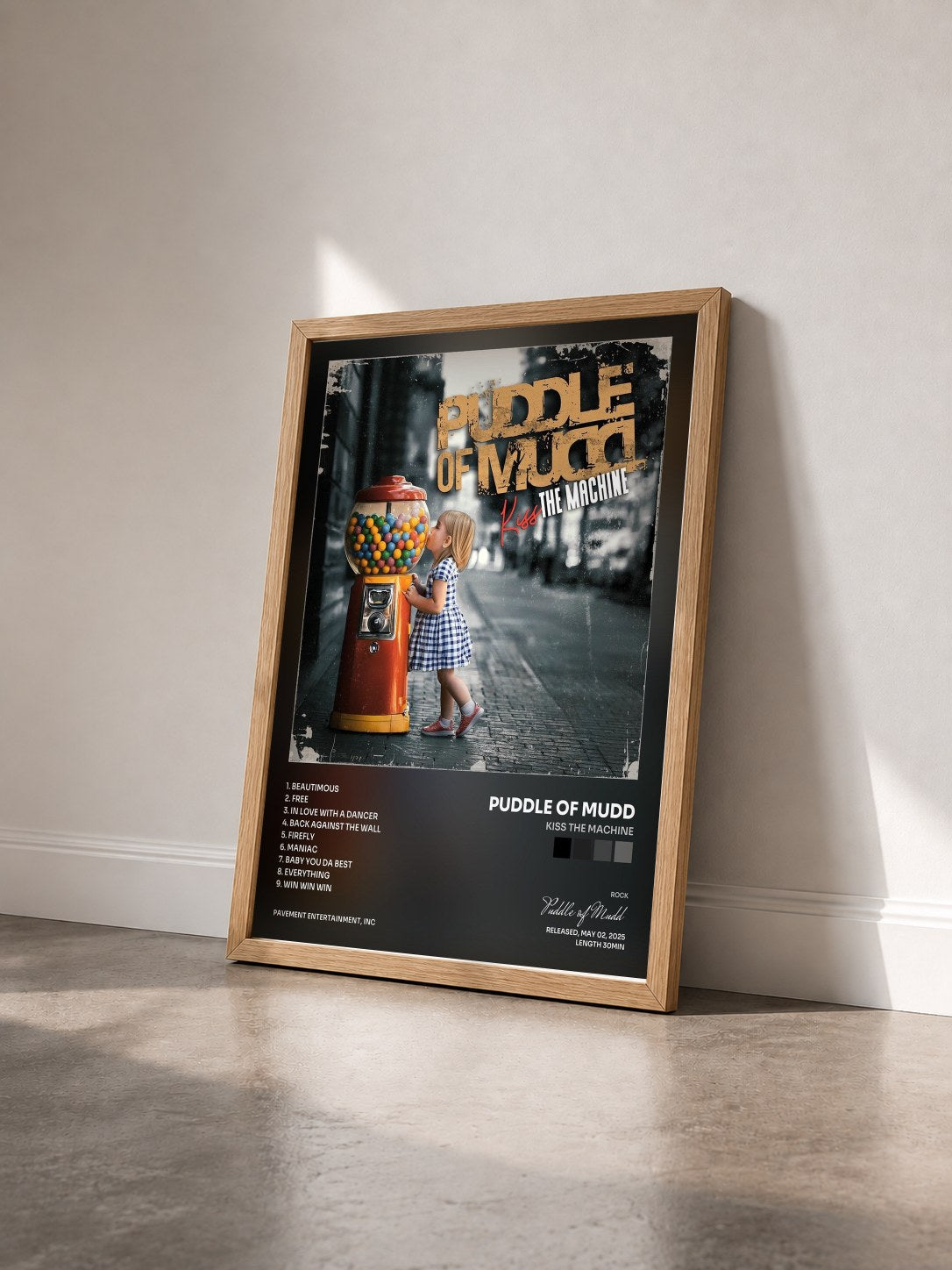 #bois Tableau de l'album Kiss The Machine de Puddle of Mudd vu de trois quarts, cadre en bois brut