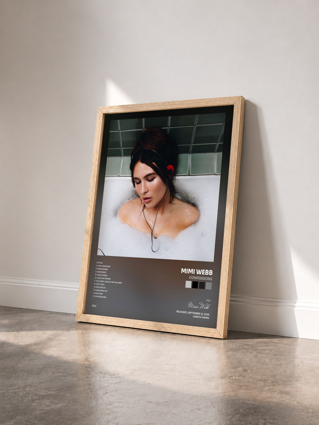 #bois Tableau de l'album Confessions de Mimi Webb vu de trois quarts, cadre en bois brut