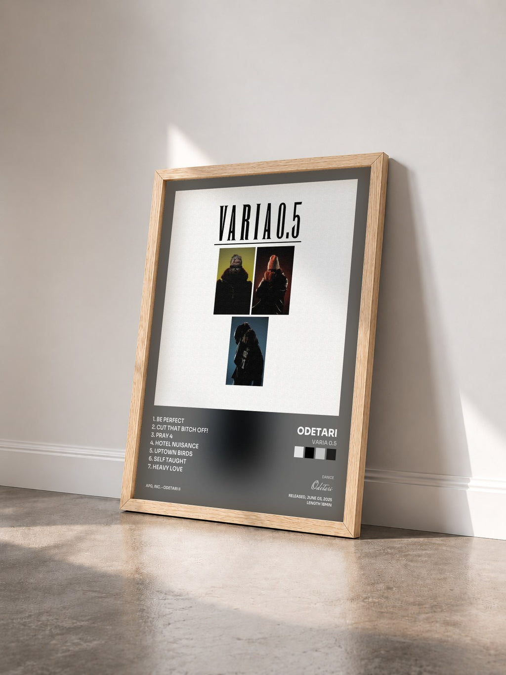 #bois Tableau de l'album VARIA 0.5 de Odetari vu de trois quarts, cadre en bois brut