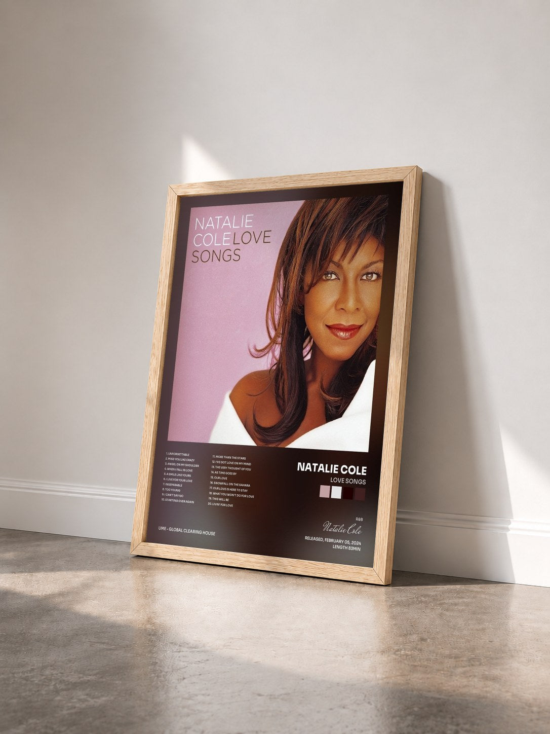 #bois Tableau de l'album Love Songs de Natalie Cole vu de trois quarts, cadre en bois brut