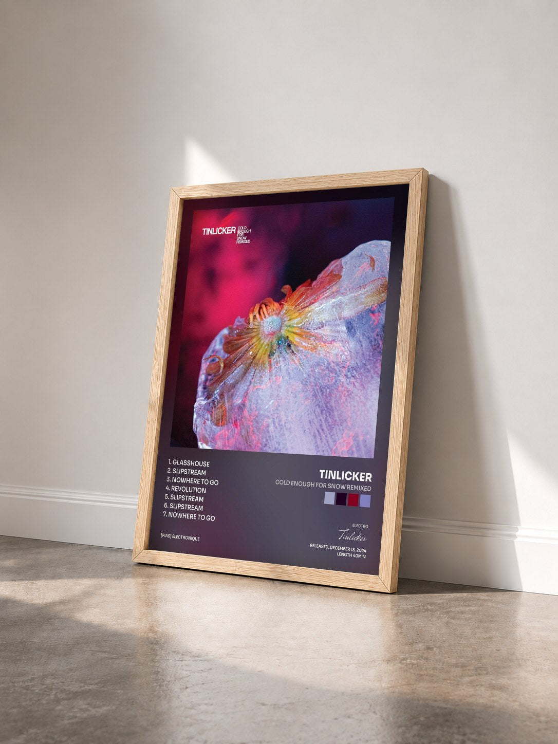 #bois Tableau de l'album Cold Enough For Snow Remixed de Tinlicker vu de trois quarts, cadre en bois brut