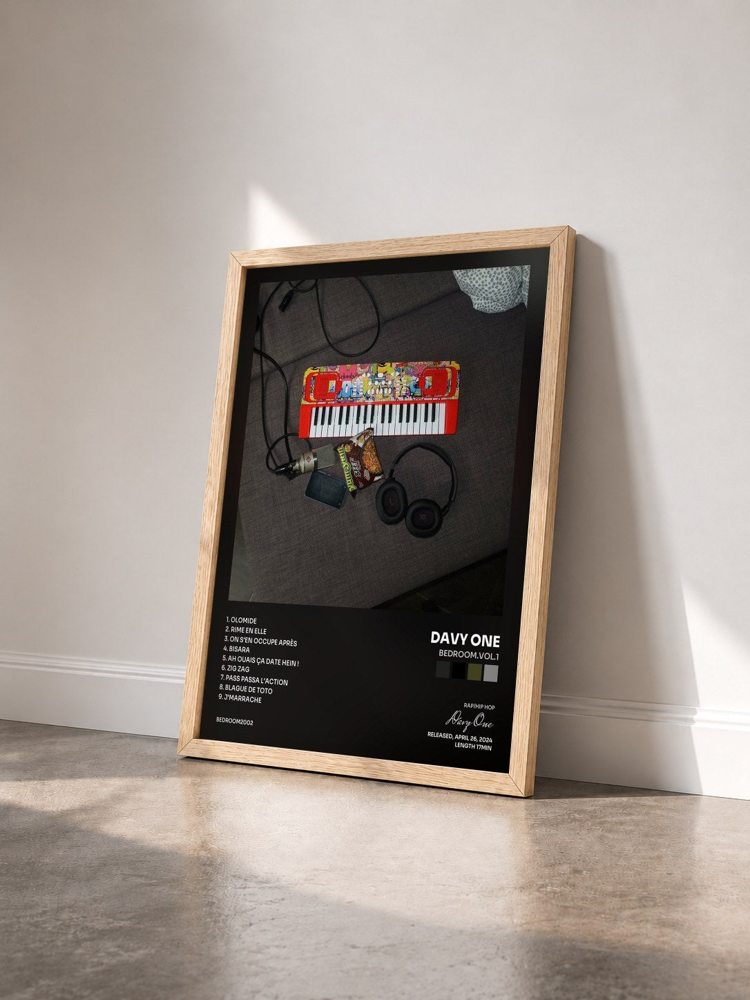 #bois Tableau de l'album BEDROOM.VOL.1 de Davy One vu de trois quarts, cadre en bois brut