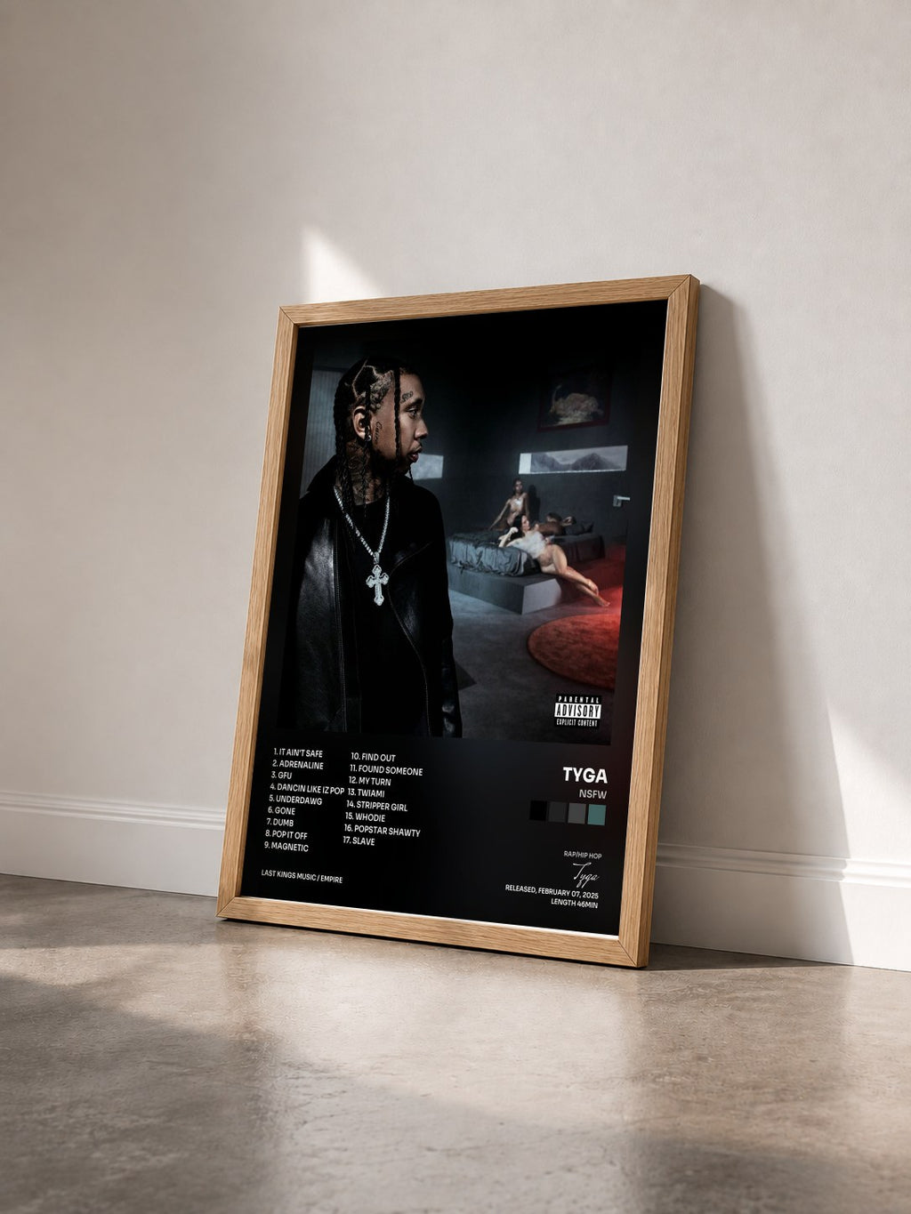 #bois Tableau de l'album NSFW de Tyga vu de trois quarts, cadre en bois brut