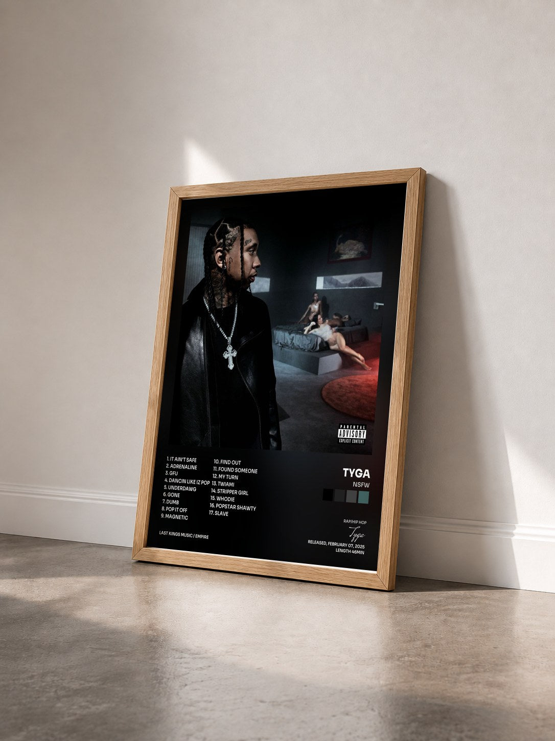 #bois Tableau de l'album NSFW de Tyga vu de trois quarts, cadre en bois brut