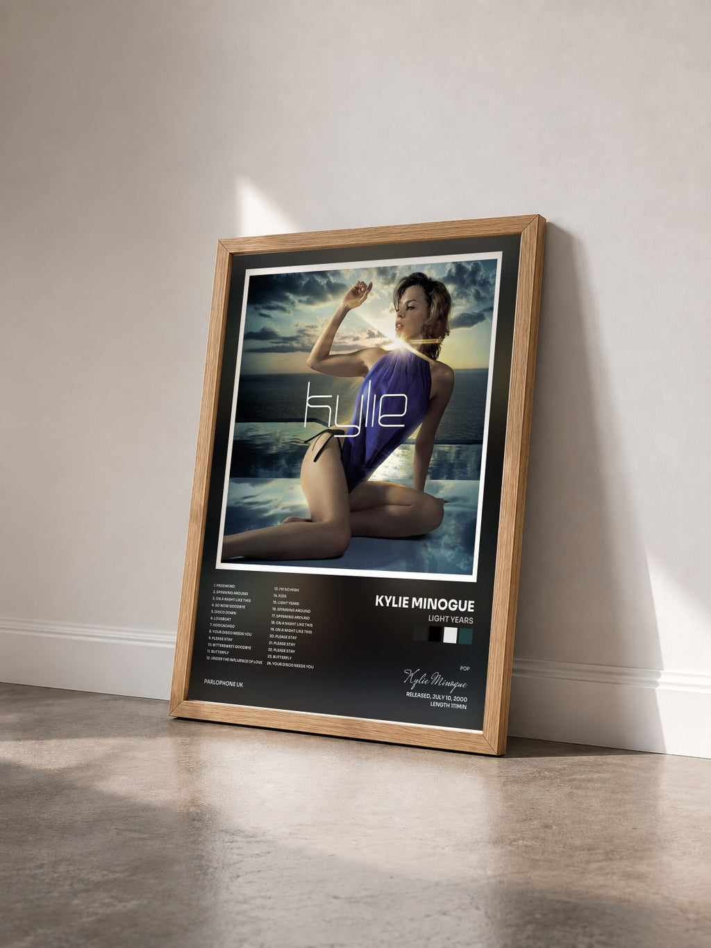 #bois Tableau de l'album Light Years de Kylie Minogue vu de trois quarts, cadre en bois brut