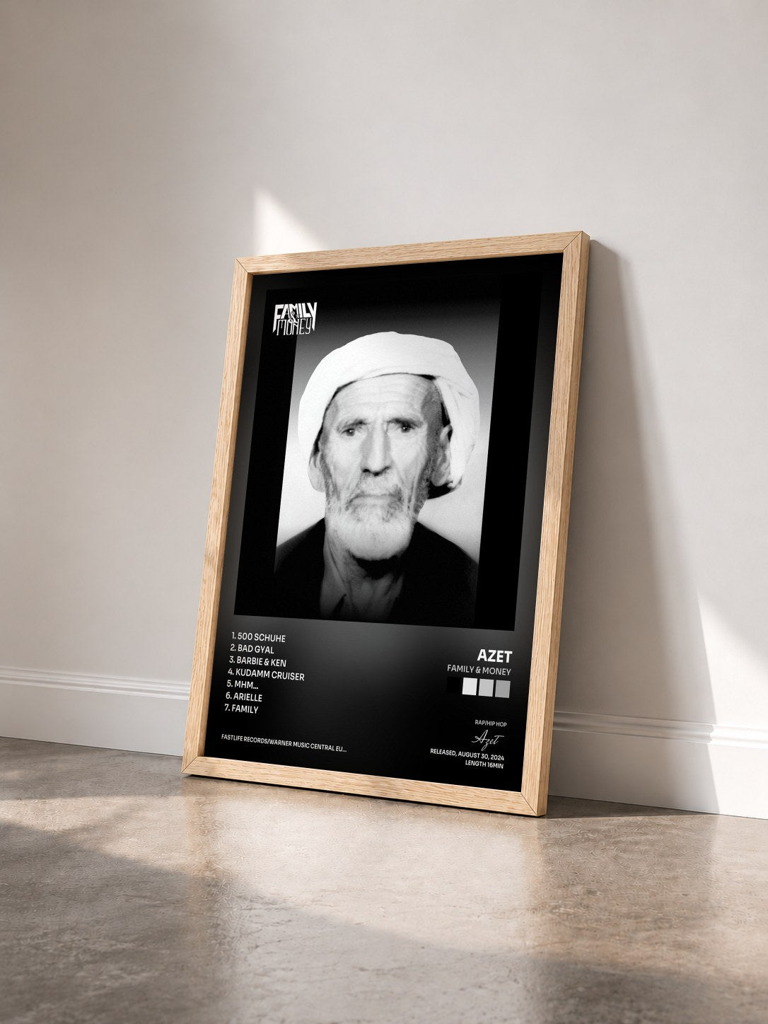 #bois Tableau de l'album FAMILY & MONEY de Azet vu de trois quarts, cadre en bois brut