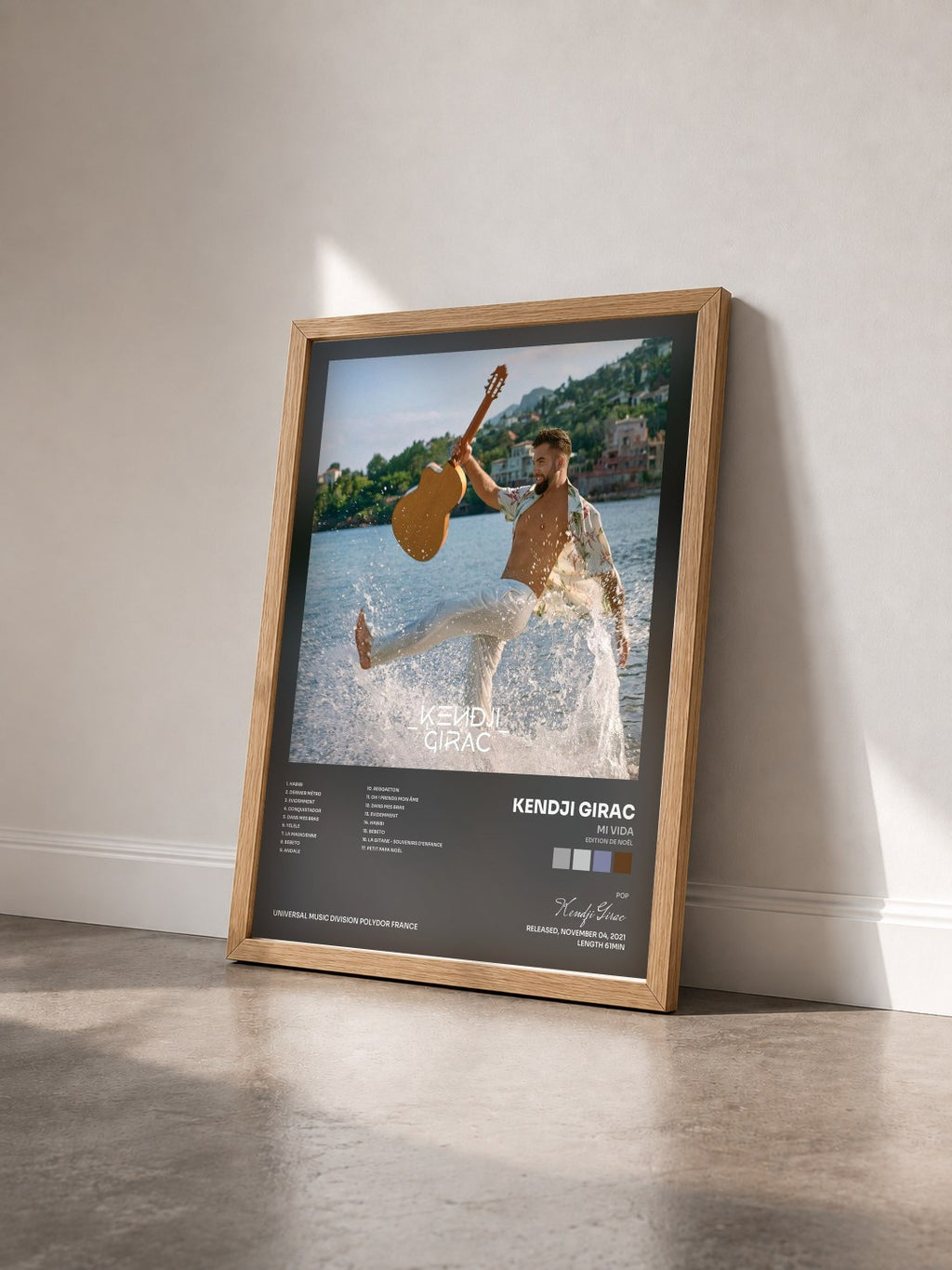 #bois Tableau de l'album Mi Vida (Edition de Noël) de Kendji Girac vu de trois quarts, cadre en bois brut