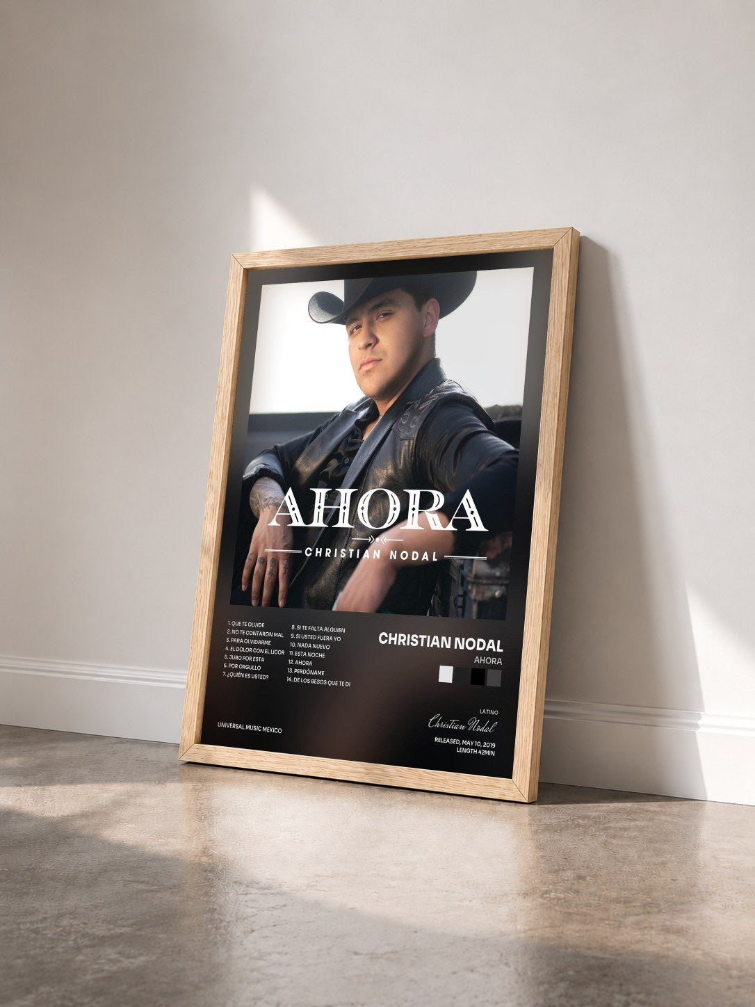 #bois Tableau de l'album Ahora de Christian Nodal vu de trois quarts, cadre en bois brut