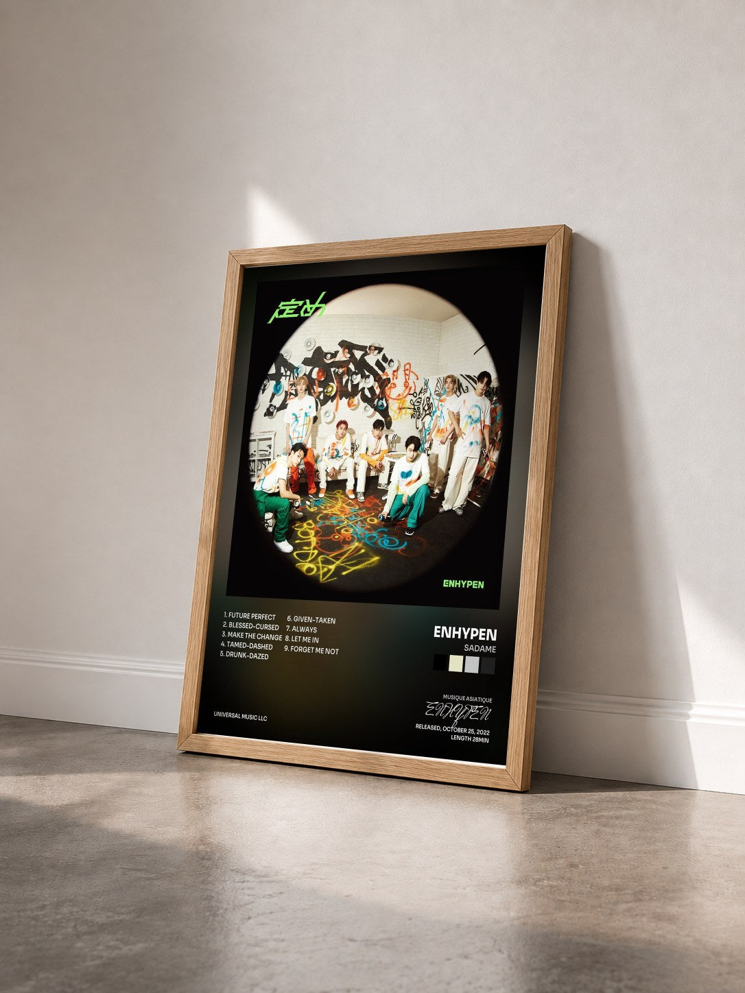 #bois Tableau de l'album Sadame de ENHYPEN vu de trois quarts, cadre en bois brut