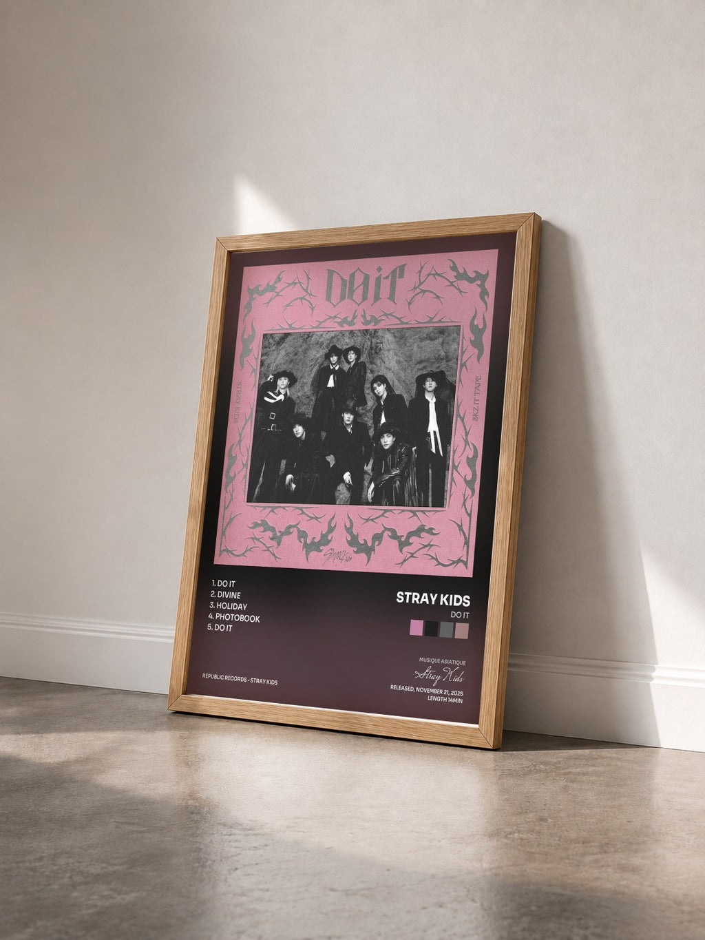 #bois Tableau de l'album DO IT de Stray Kids vu de trois quarts, cadre en bois brut