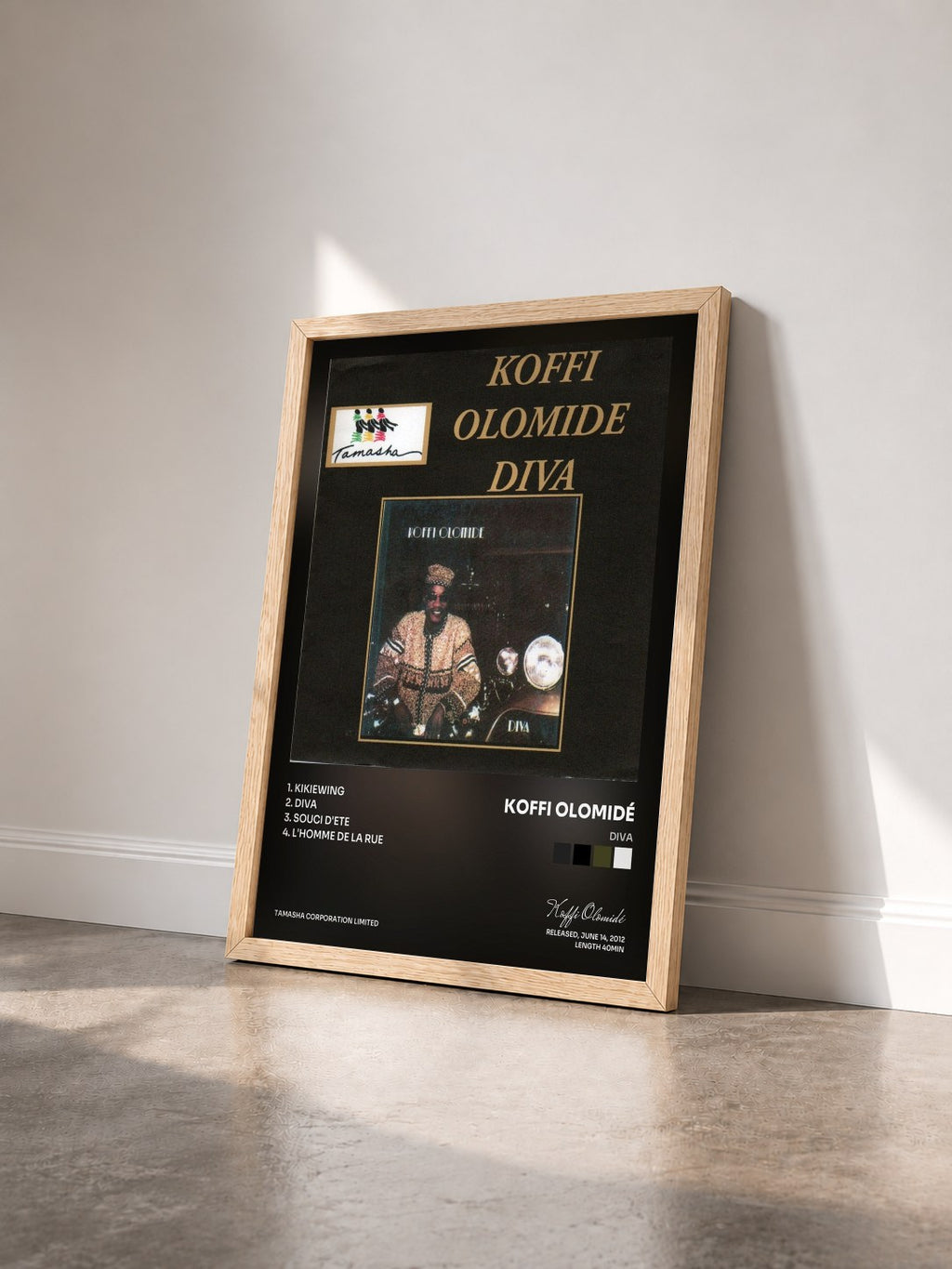 #bois Tableau de l'album Diva de Koffi Olomidé vu de trois quarts, cadre en bois brut