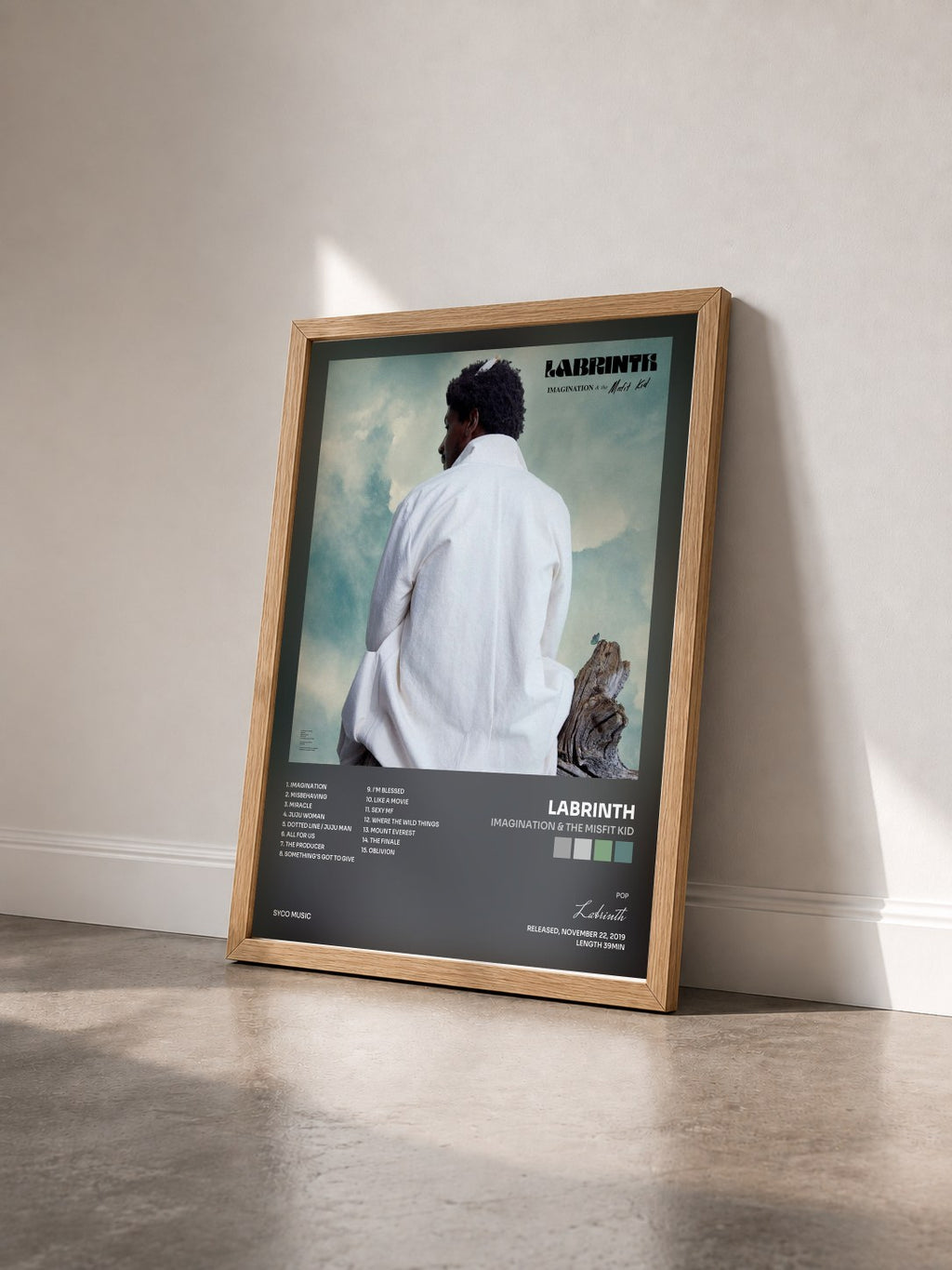 #bois Tableau de l'album Imagination & the Misfit Kid de Labrinth vu de trois quarts, cadre en bois brut