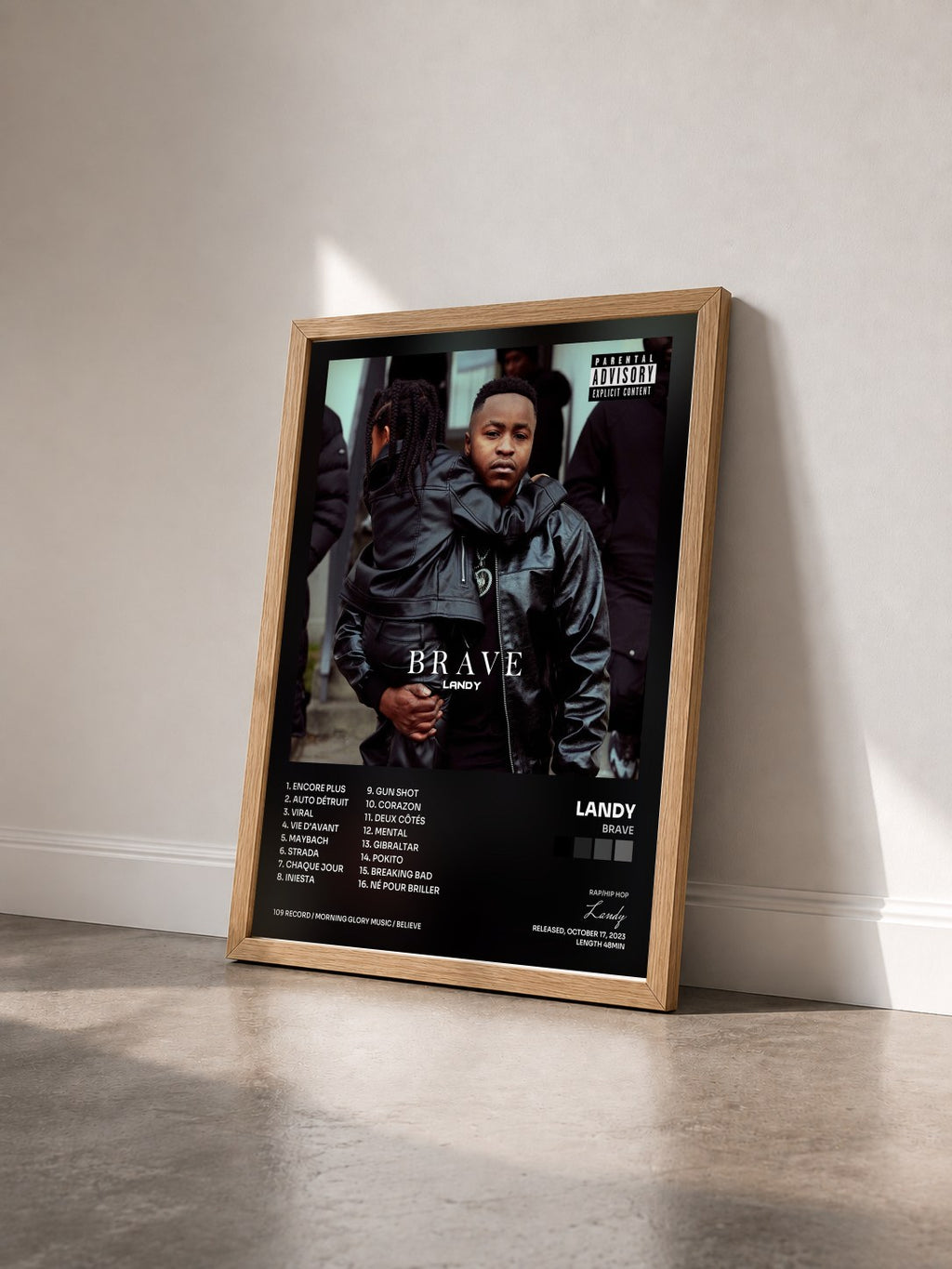 #bois Tableau de l'album BRAVE de Landy vu de trois quarts, cadre en bois brut