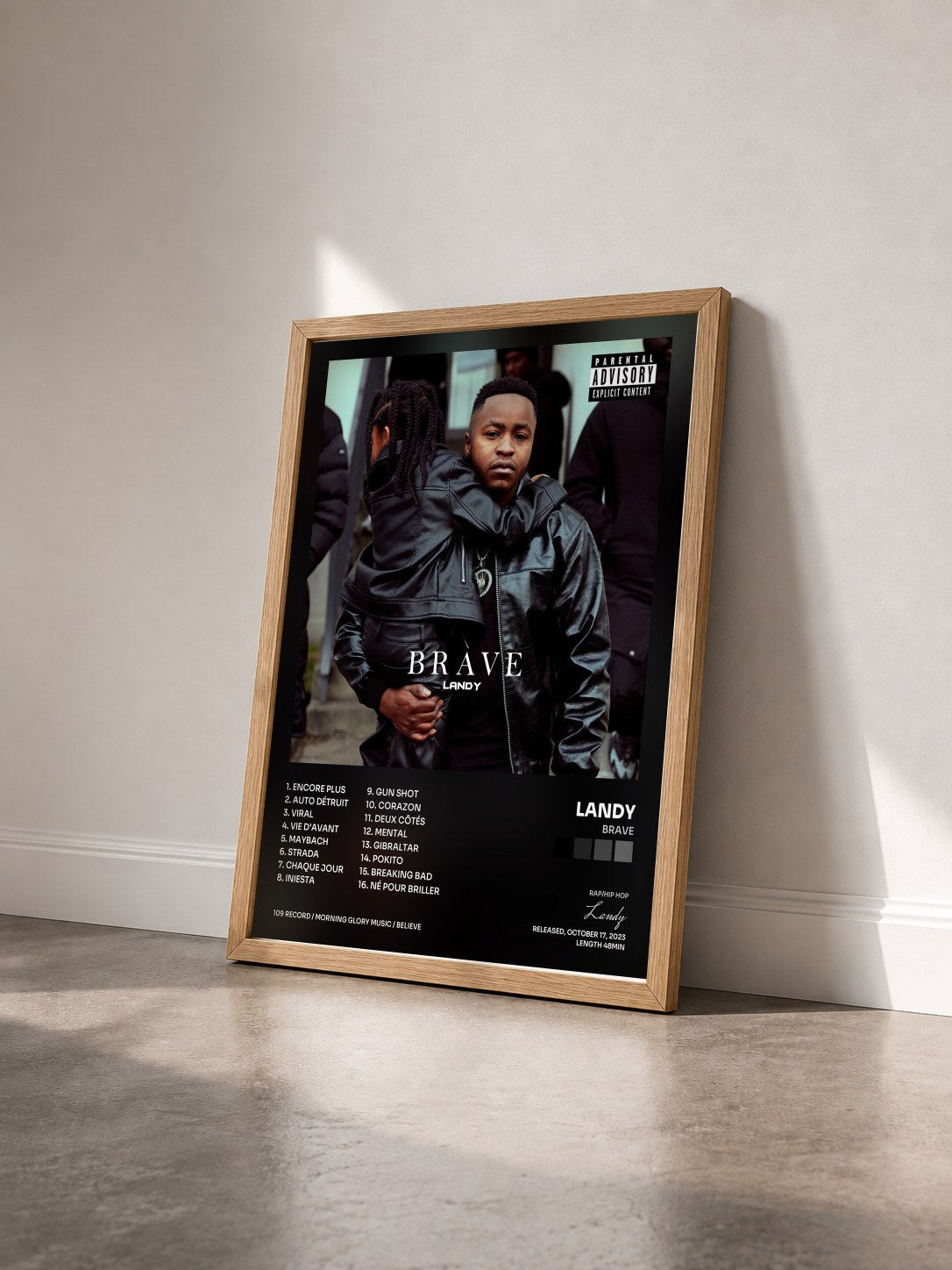 #bois Tableau de l'album BRAVE de Landy vu de trois quarts, cadre en bois brut