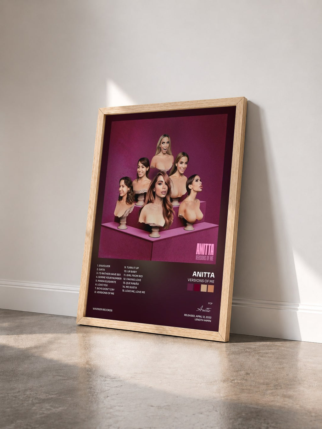 #bois Tableau de l'album Versions of Me de Anitta vu de trois quarts, cadre en bois brut