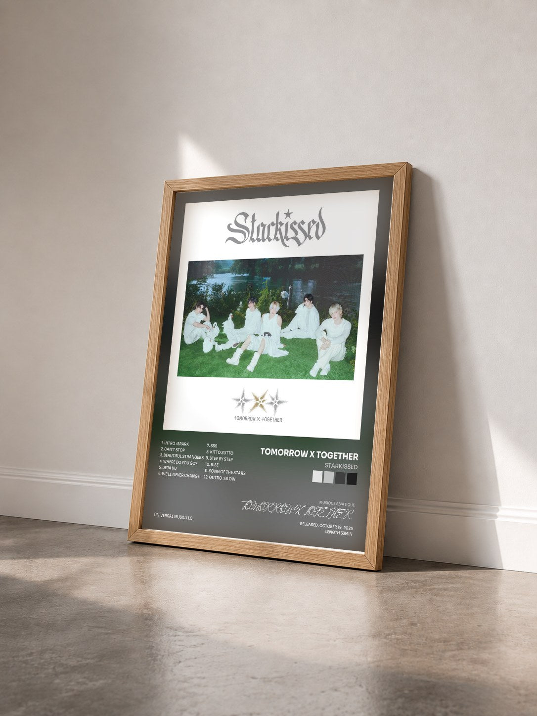 #bois Tableau de l'album Starkissed de TOMORROW X TOGETHER vu de trois quarts, cadre en bois brut