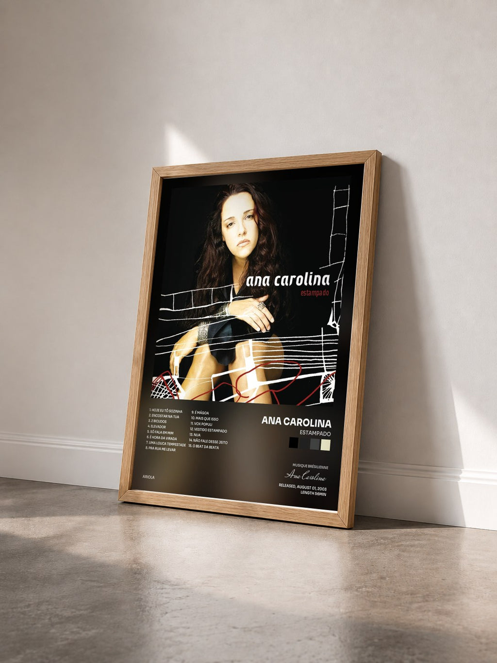 #bois Tableau de l'album Estampado de Ana Carolina vu de trois quarts, cadre en bois brut