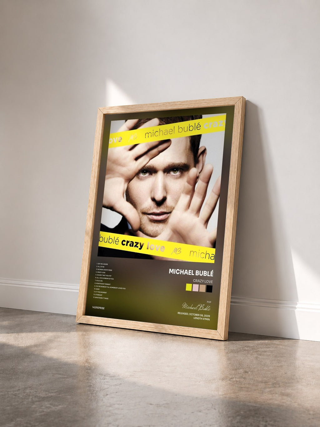#bois Tableau de l'album Crazy Love de Michael Bublé vu de trois quarts, cadre en bois brut