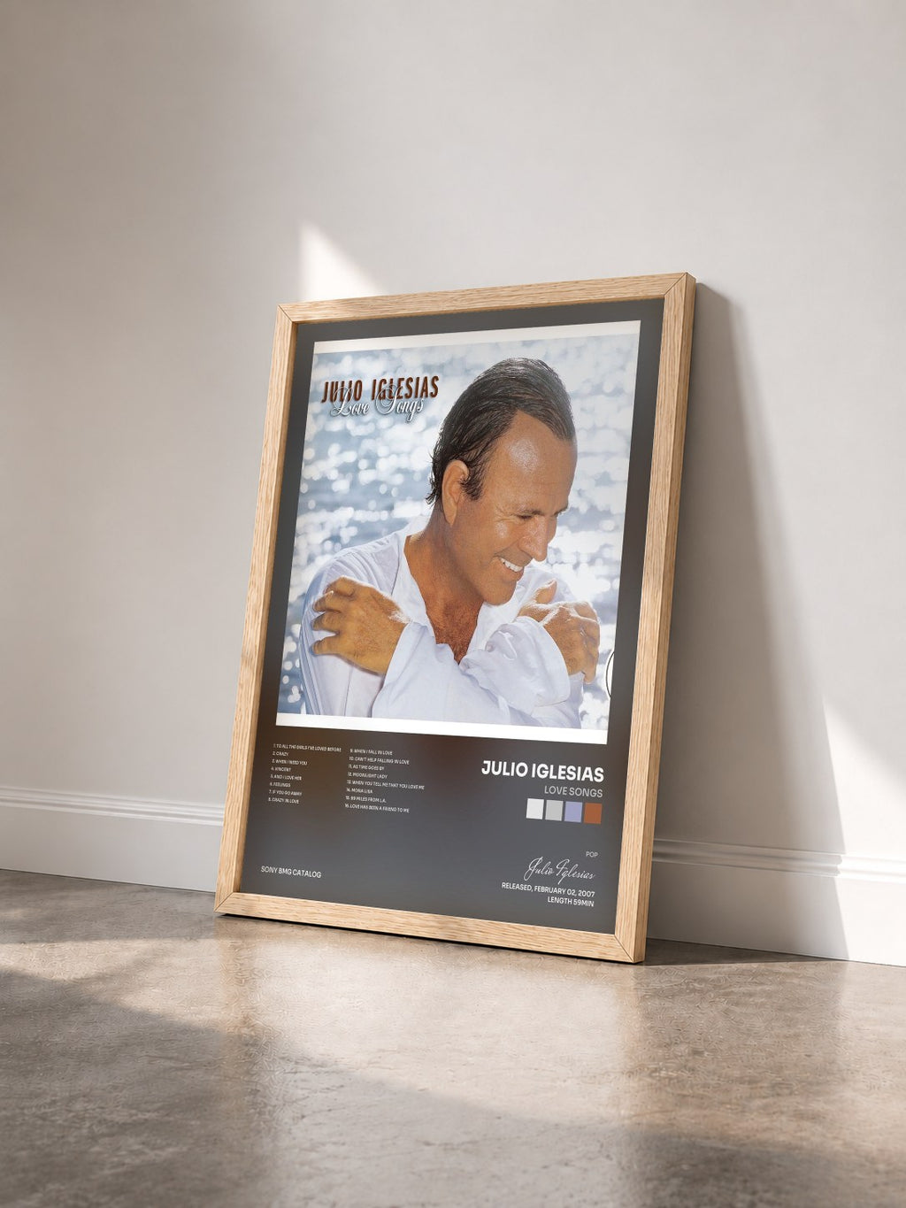 #bois Tableau de l'album Love Songs de Julio Iglesias vu de trois quarts, cadre en bois brut