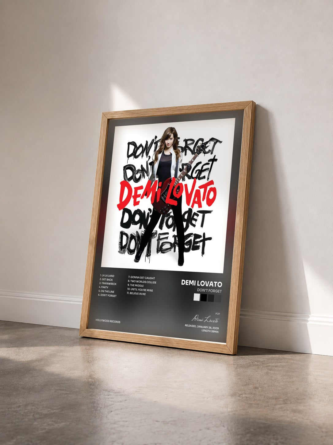 #bois Tableau de l'album Don't Forget de Demi Lovato vu de trois quarts, cadre en bois brut