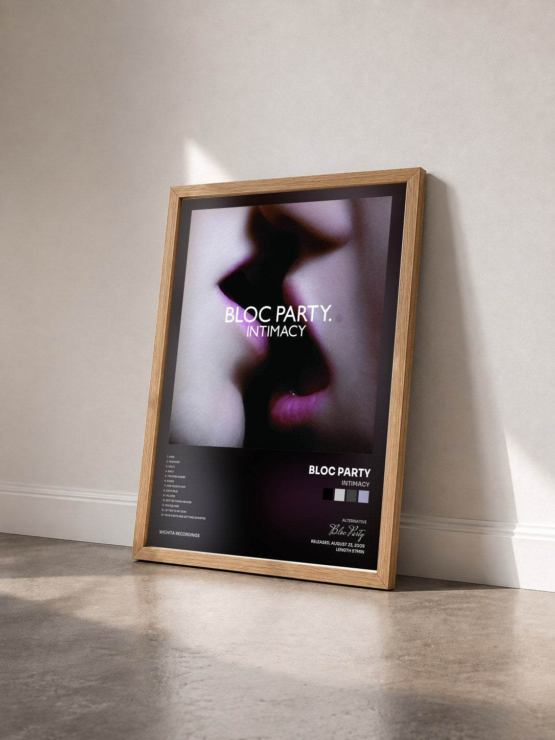 #bois Tableau de l'album Intimacy de Bloc Party vu de trois quarts, cadre en bois brut