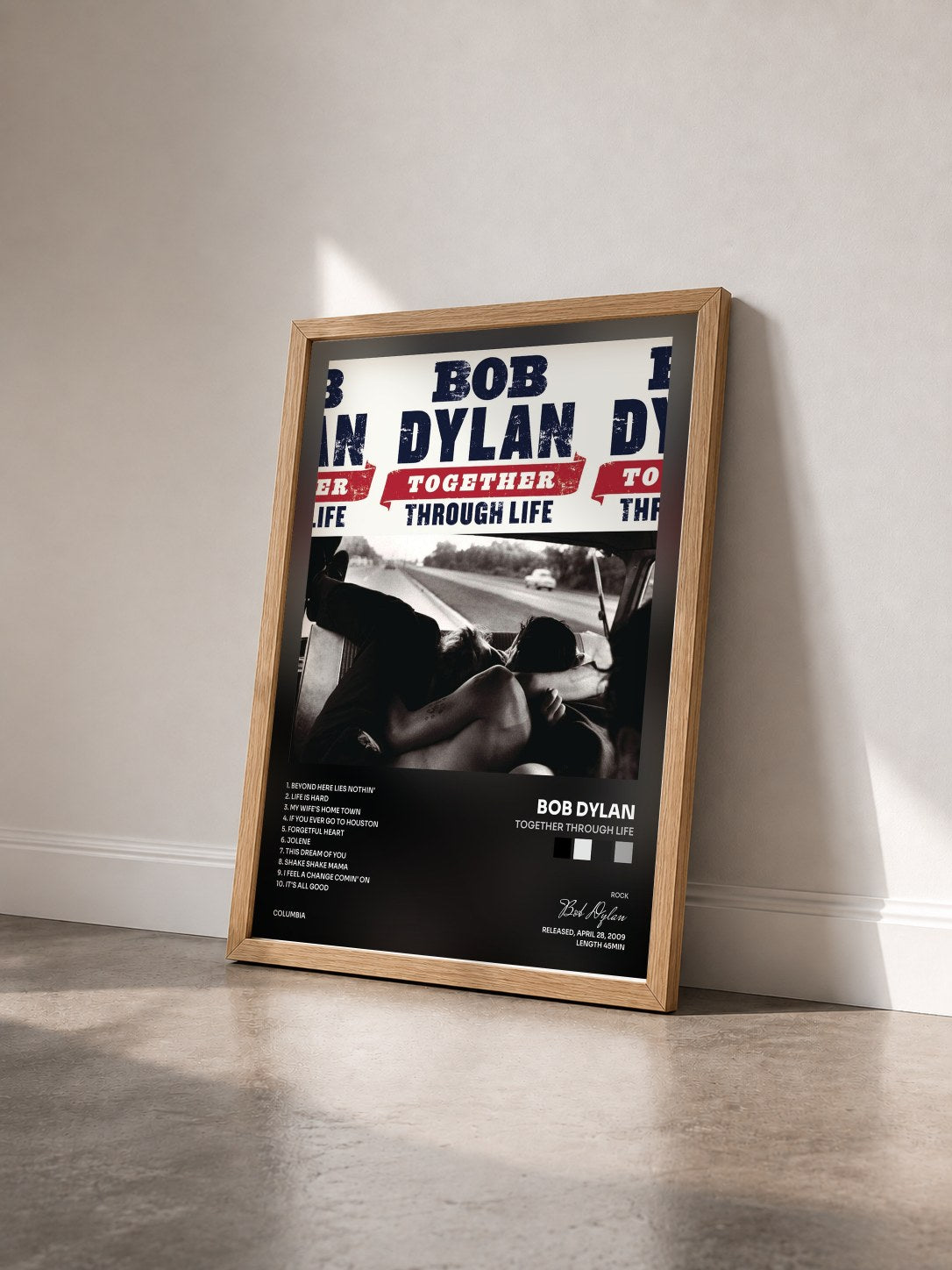 #bois Tableau de l'album Together Through Life de Bob Dylan vu de trois quarts, cadre en bois brut