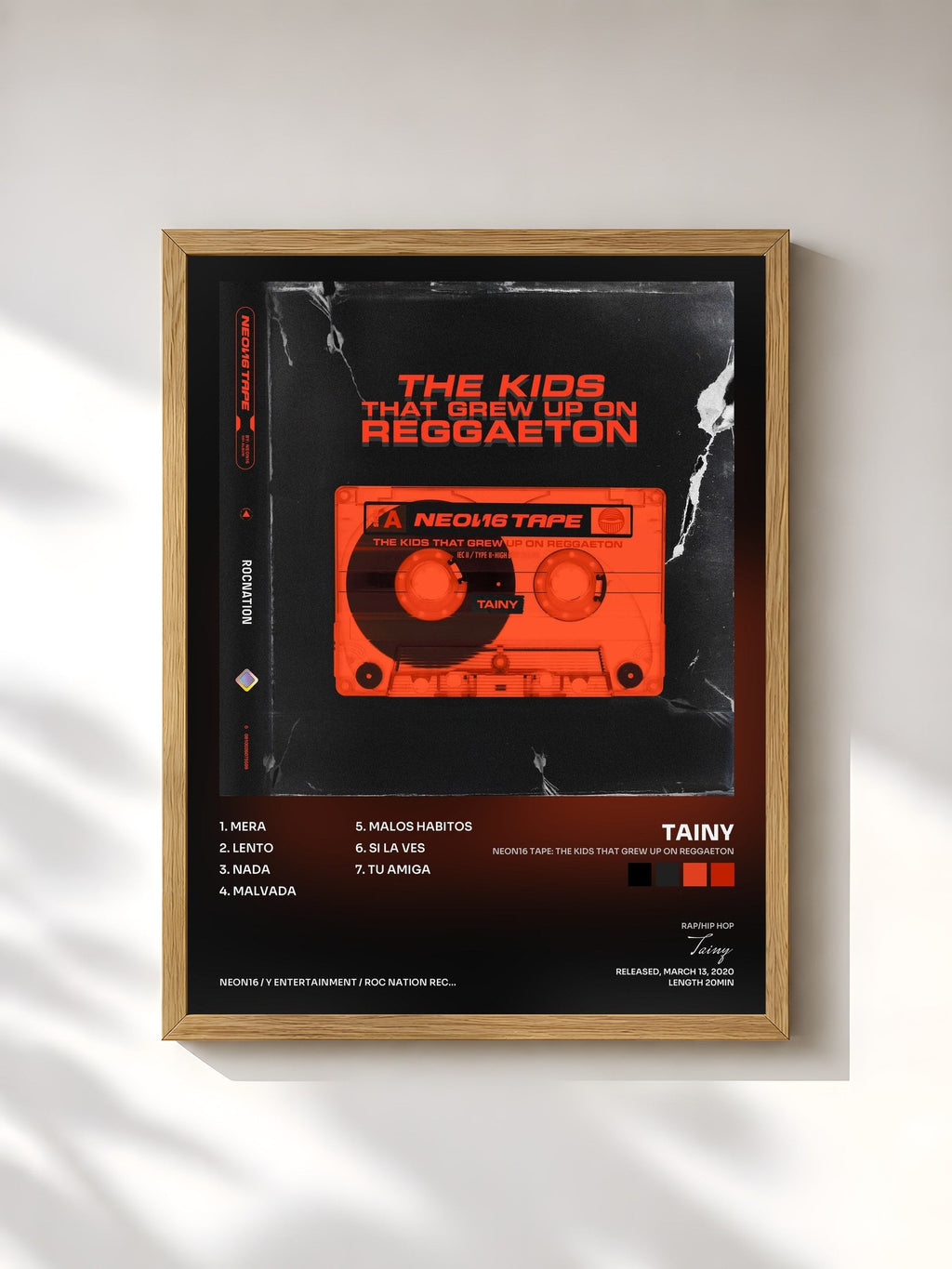#bois Tableau de l'album NEON16 TAPE: THE KIDS THAT GREW UP ON REGGAETON de Tainy, cadre en bois brut, imprimé et encadré en France