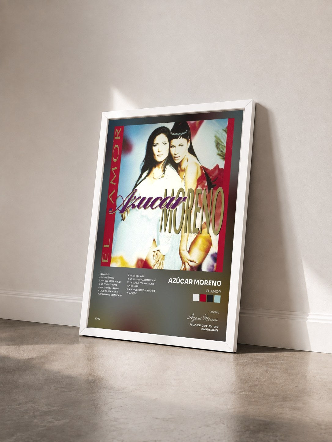 #blanc Tableau de l'album El Amor de Azúcar Moreno vu de trois quarts, cadre blanc