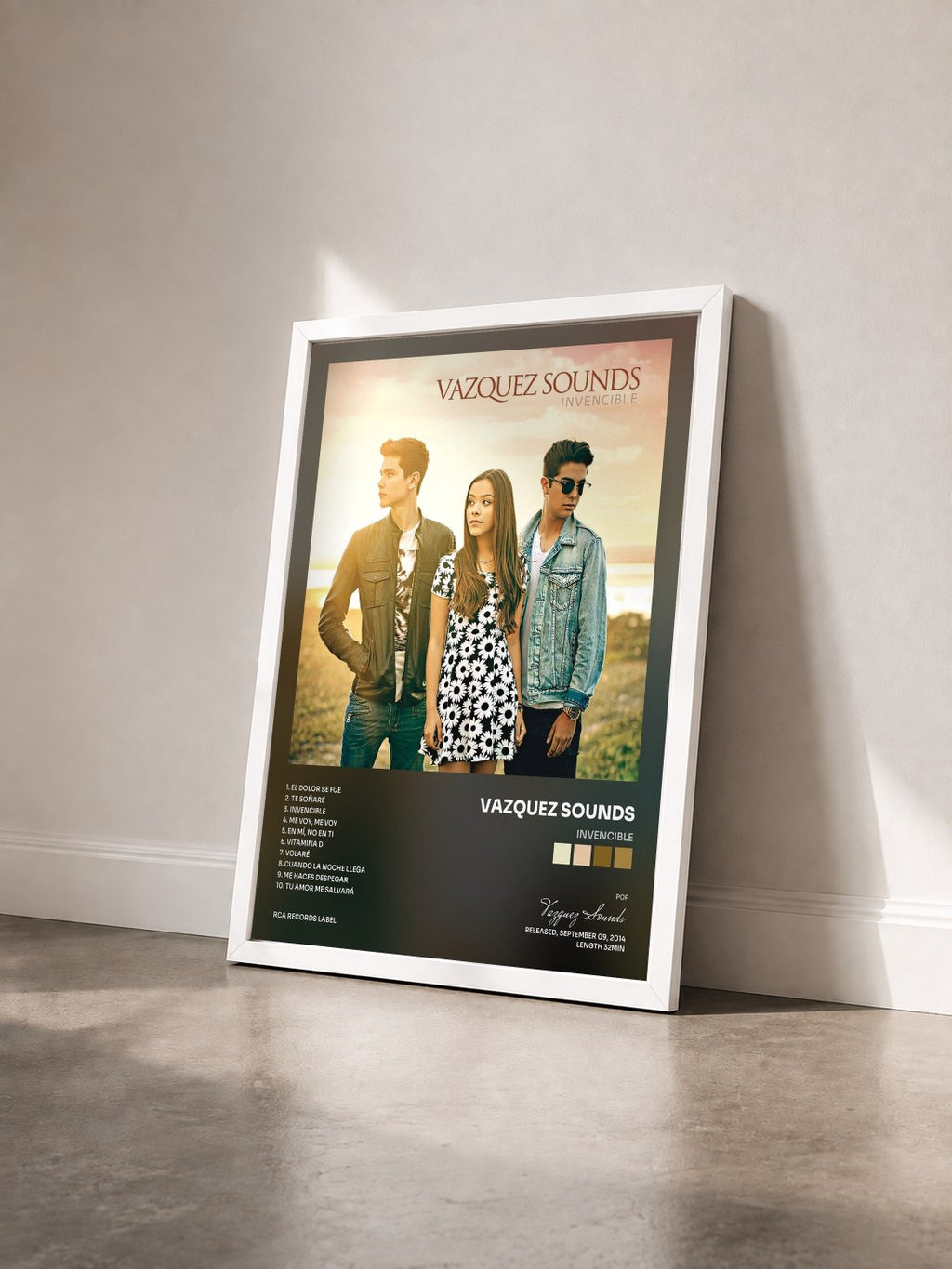 #blanc Tableau de l'album Invencible de Vazquez Sounds vu de trois quarts, cadre blanc