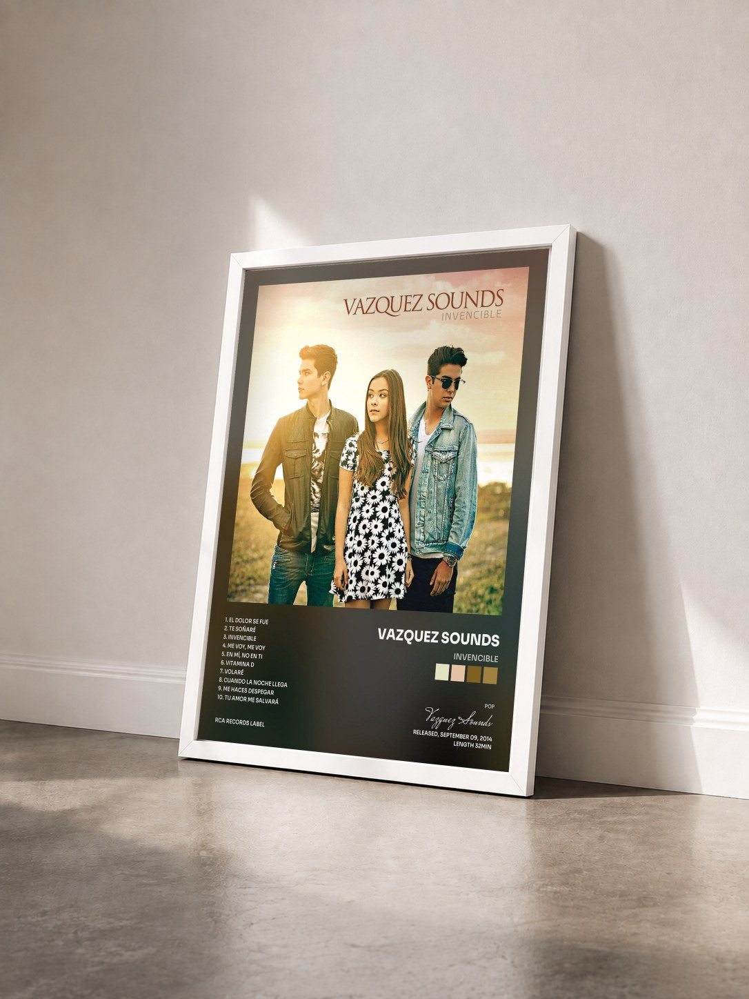 #blanc Tableau de l'album Invencible de Vazquez Sounds vu de trois quarts, cadre blanc