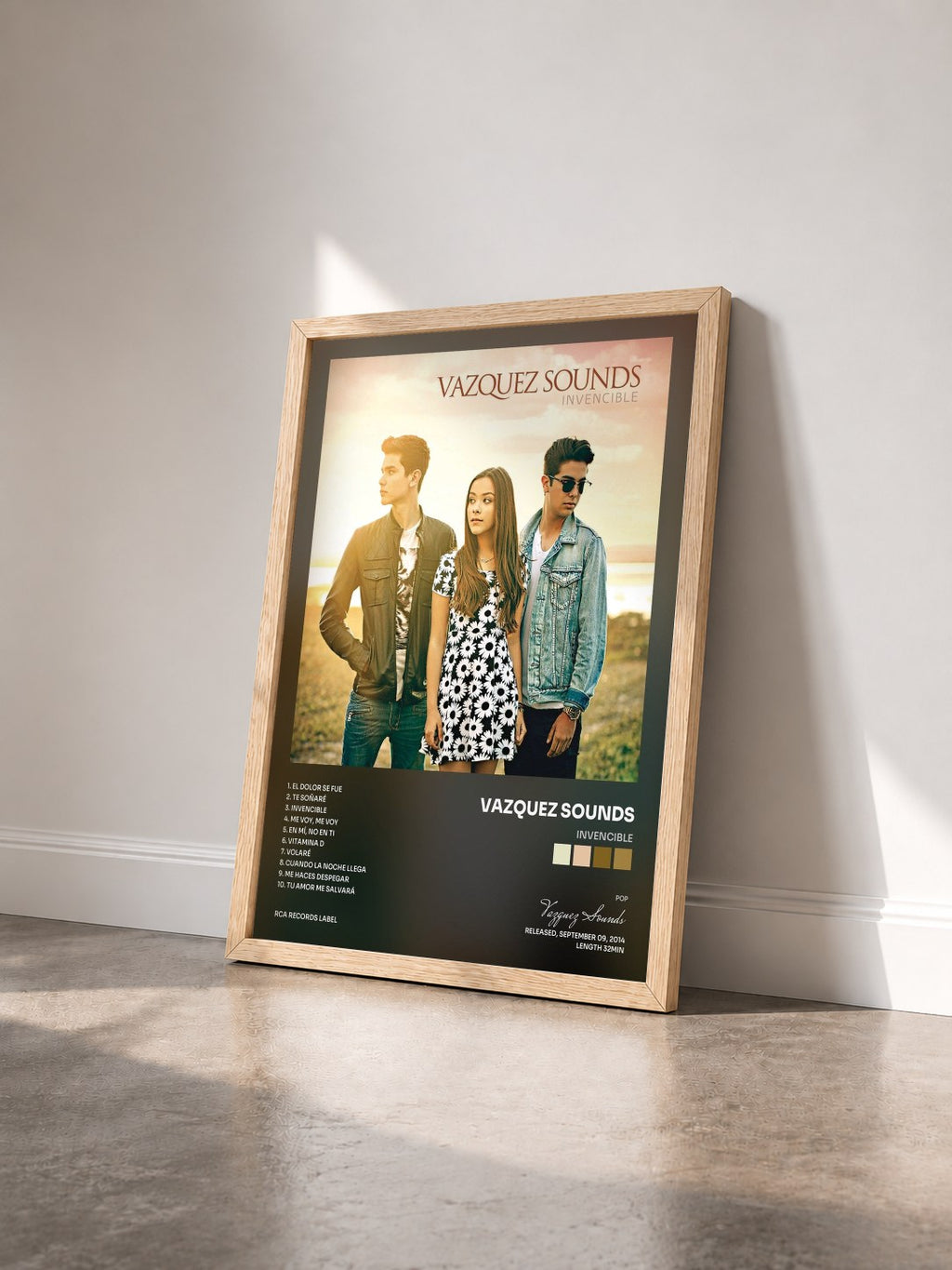 #bois Tableau de l'album Invencible de Vazquez Sounds vu de trois quarts, cadre en bois brut