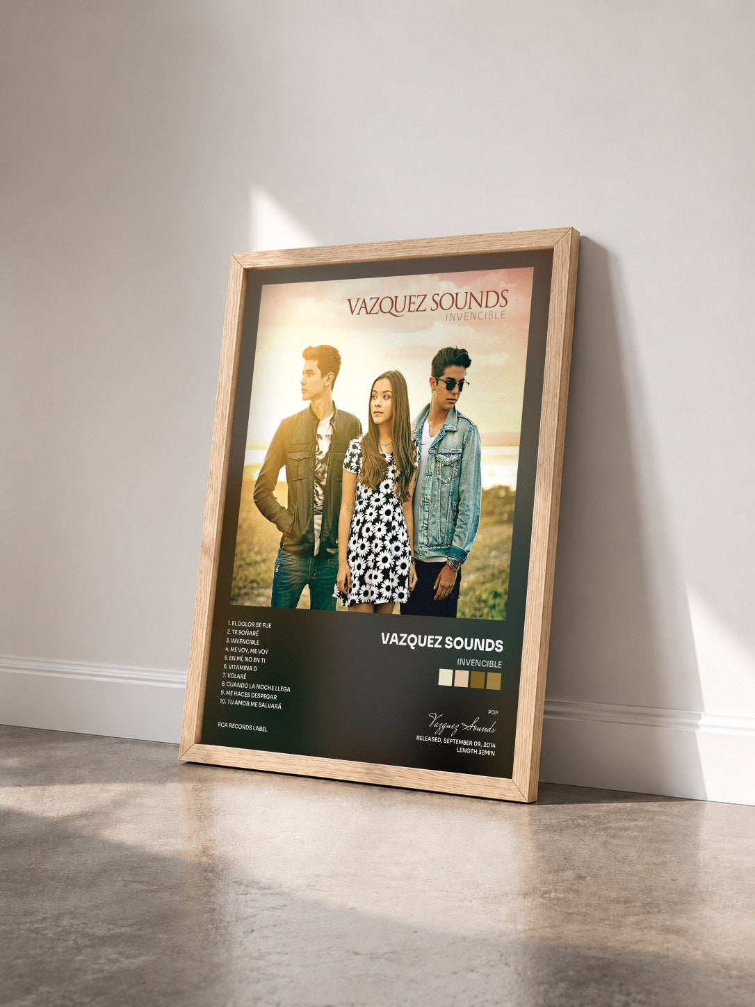 #bois Tableau de l'album Invencible de Vazquez Sounds vu de trois quarts, cadre en bois brut