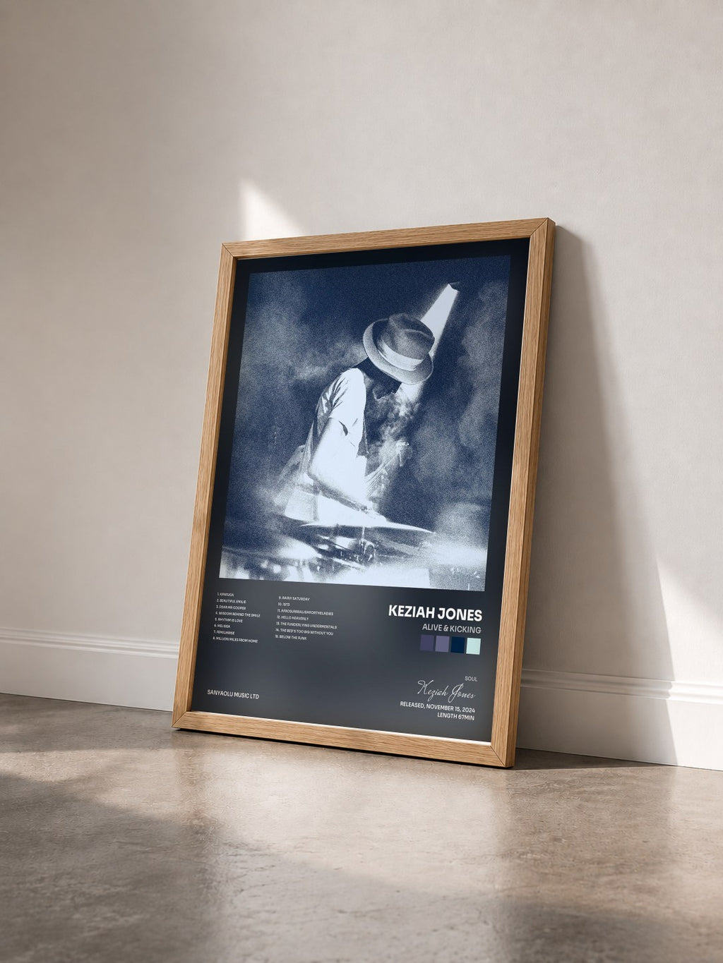 #bois Tableau de l'album Alive & Kicking de Keziah Jones vu de trois quarts, cadre en bois brut