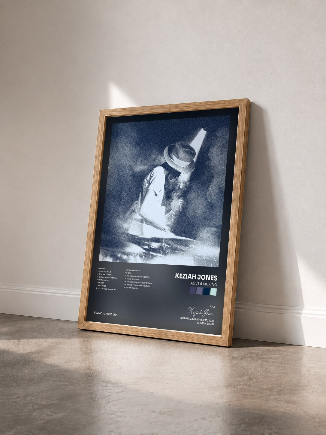 #bois Tableau de l'album Alive & Kicking de Keziah Jones vu de trois quarts, cadre en bois brut