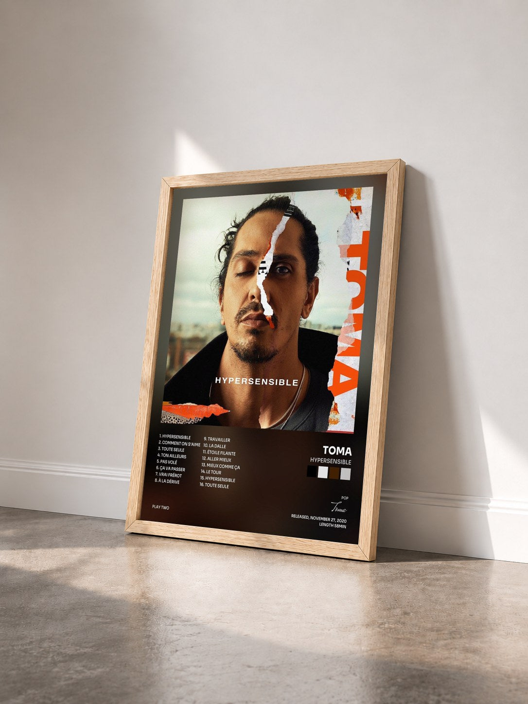 #bois Tableau de l'album Hypersensible de Toma vu de trois quarts, cadre en bois brut
