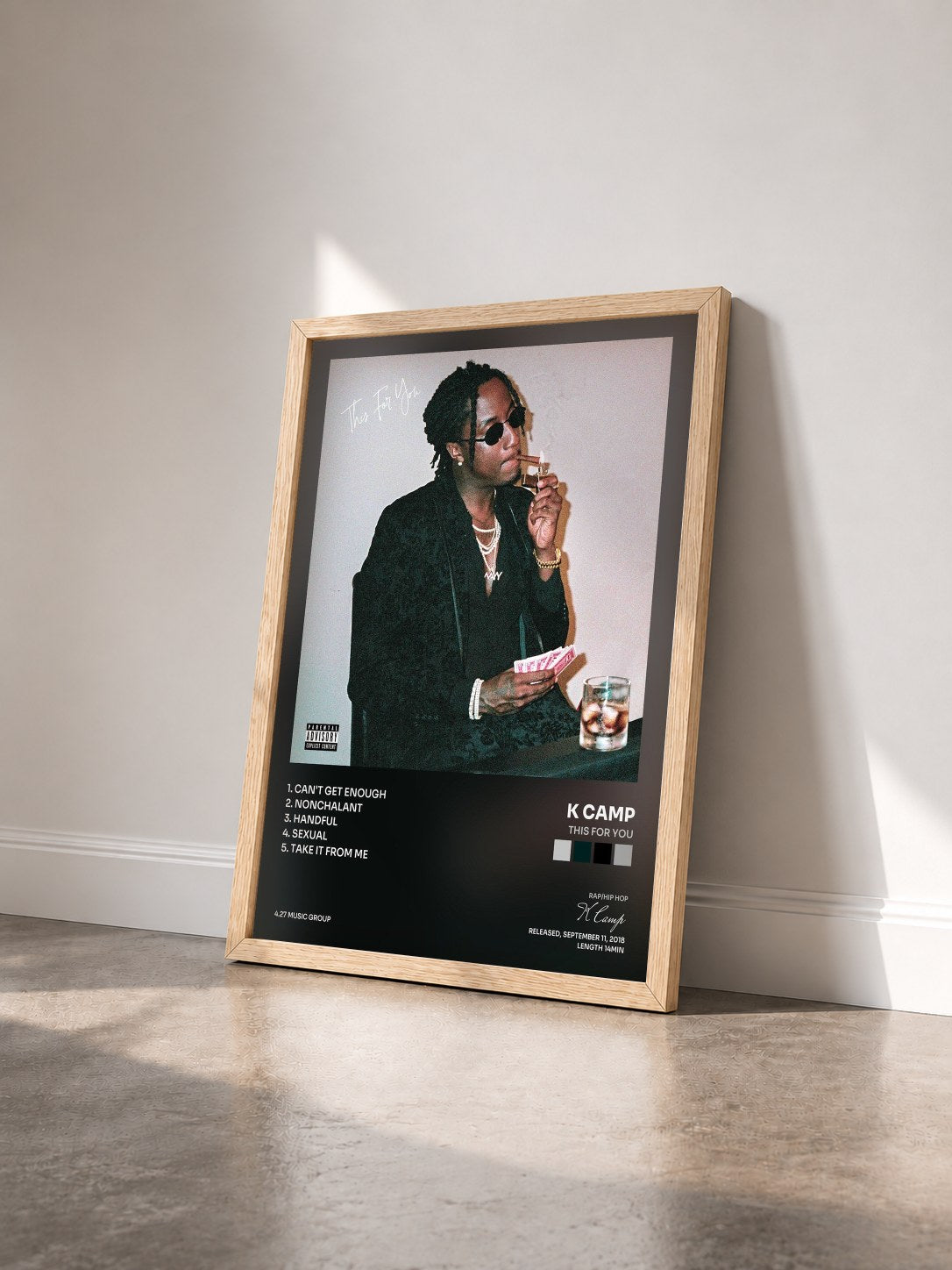 #bois Tableau de l'album This For You de K Camp vu de trois quarts, cadre en bois brut
