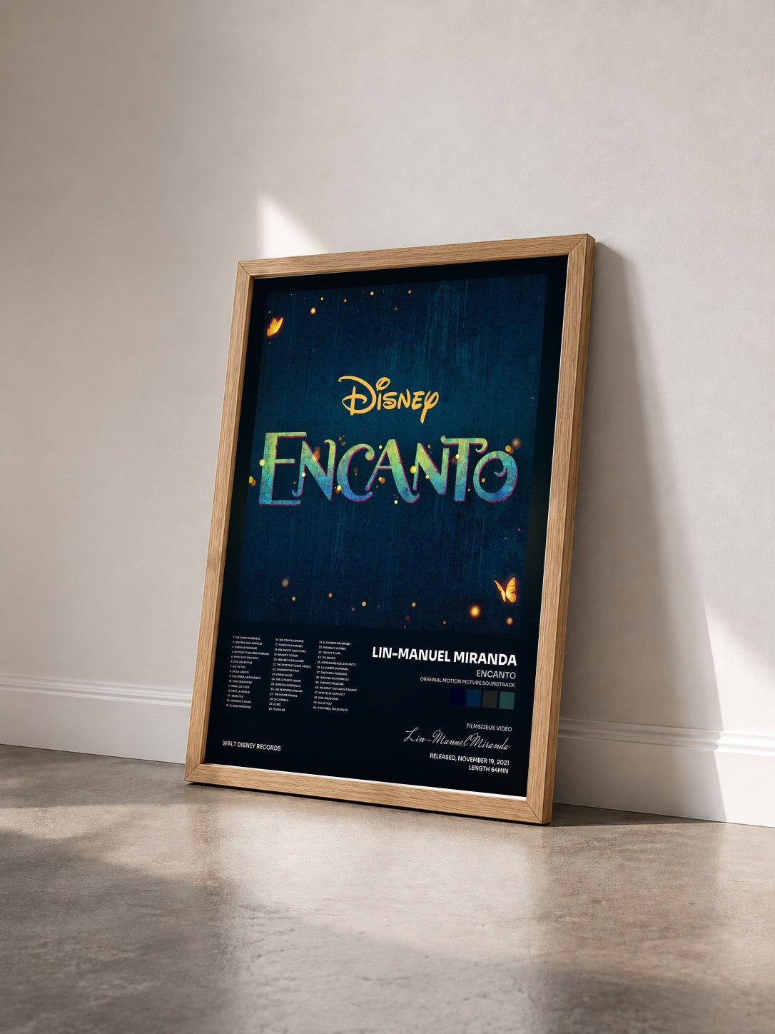 #bois Tableau de l'album Encanto (Original Motion Picture Soundtrack) de Lin-Manuel Miranda vu de trois quarts, cadre en bois brut