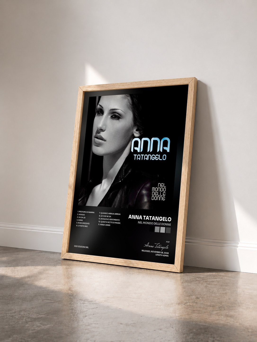 #bois Tableau de l'album Nel Mondo Delle Donne de Anna Tatangelo vu de trois quarts, cadre en bois brut