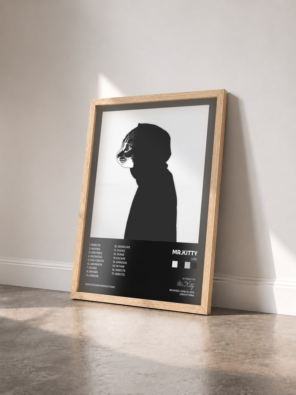 #bois Tableau de l'album Life de Mr.Kitty vu de trois quarts, cadre en bois brut