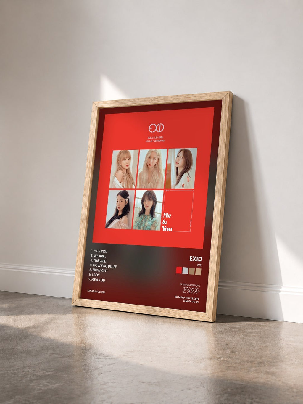 #bois Tableau de l'album WE de EXID vu de trois quarts, cadre en bois brut