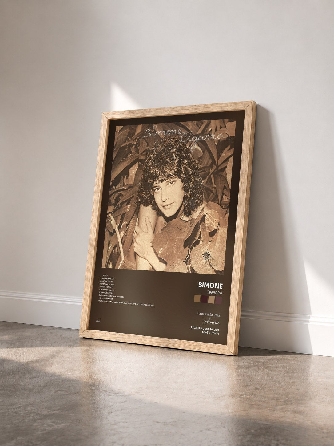 #bois Tableau de l'album Cigarra de Simone vu de trois quarts, cadre en bois brut